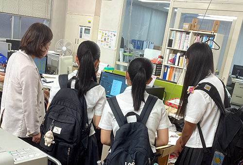 社内見学の様子